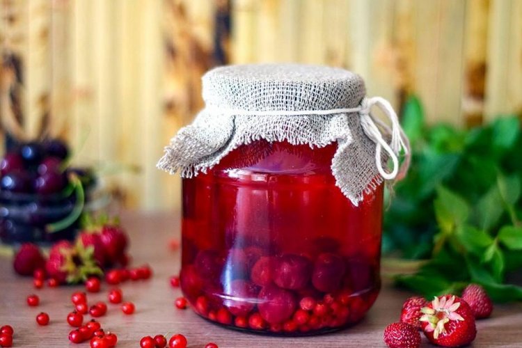 Вишневый компот с красной смородиной и клубникой