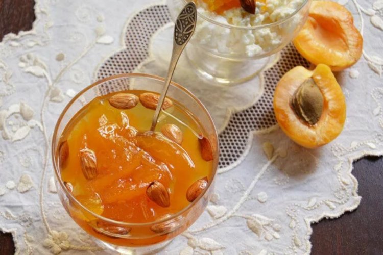 Абрикосовое варенье с ядрышками и сахаром