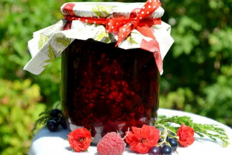 Малина и черная смородина с сахаром без варки