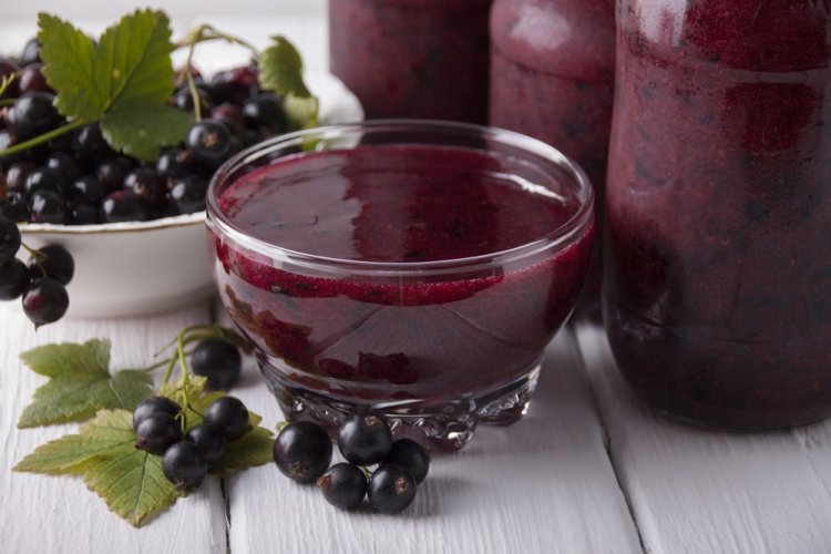 Черная смородина с сахаром на зиму