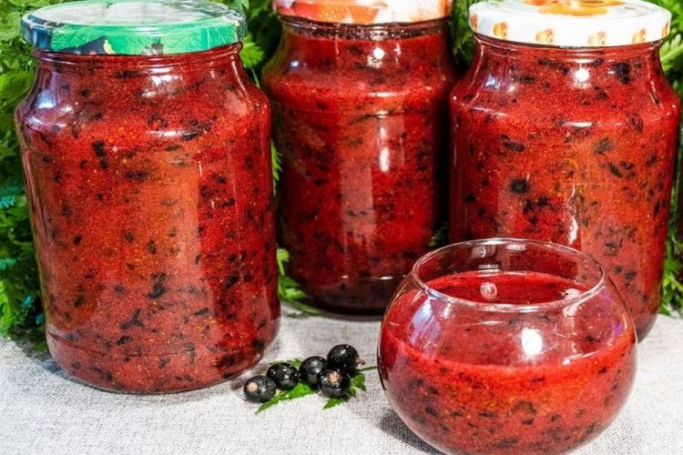 Черная смородина с лимонами и сахаром без варки