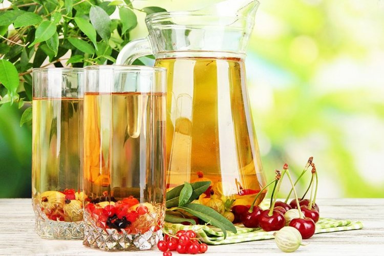 Компот из крыжовника, вишни и красной смородины