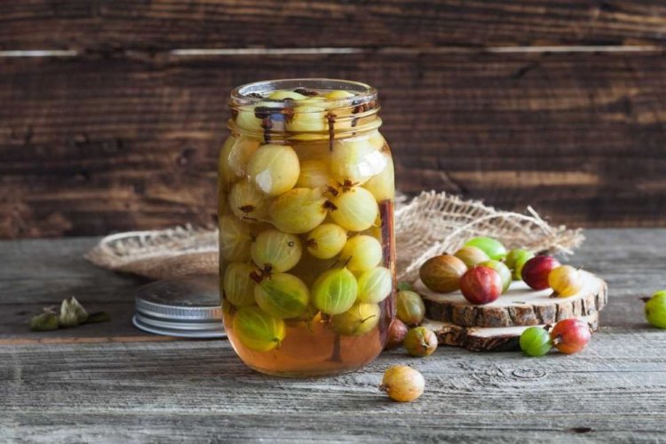 Компот из крыжовника с корицей и гвоздикой