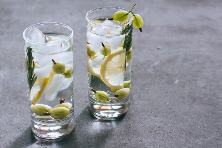 Компот из крыжовника с лимоном и розмарином