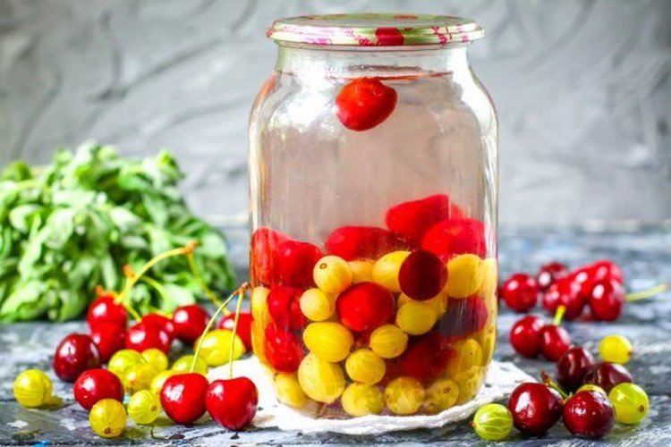 Компот из вишни и зеленого крыжовника