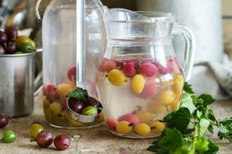 Летний компот из крыжовника с лимонным соком