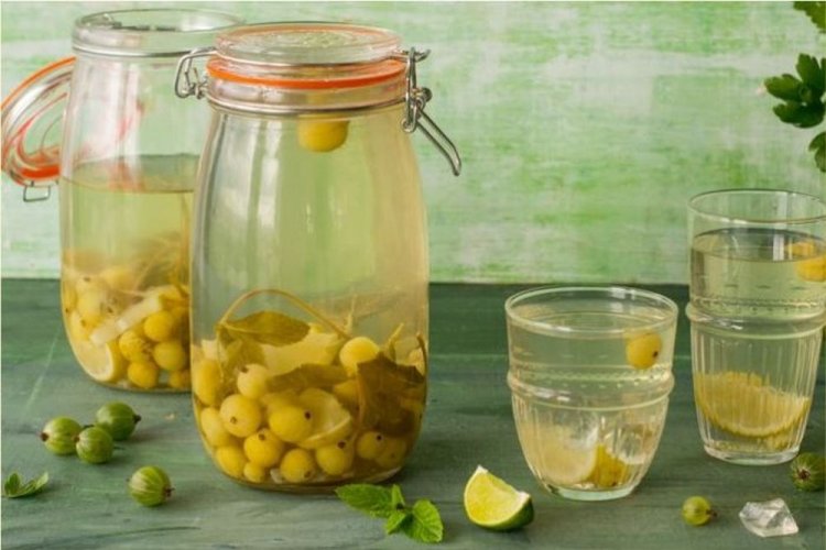 Компот из крыжовника с мятой и лаймом