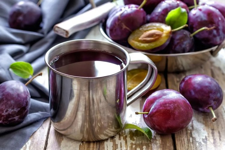 Компот из сливы с корицей и соком лимона