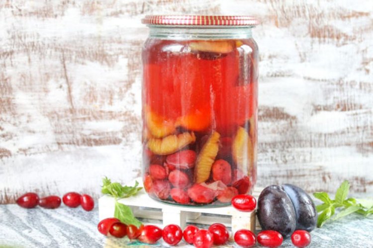 Компот из кизила, сливы и мяты