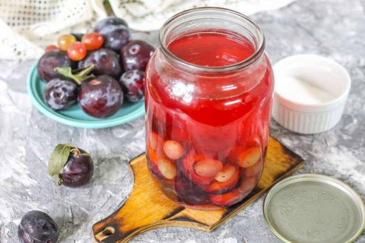 Компот из сливы и винограда
