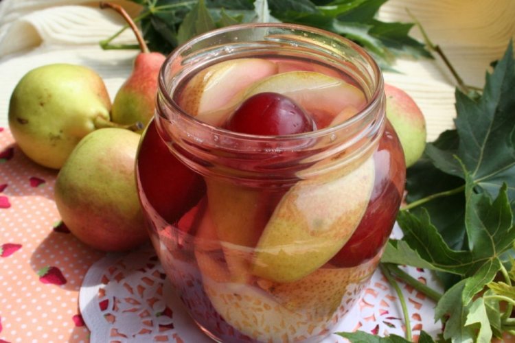 Фруктовый компот с грушами и сливой