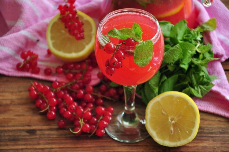 Вино из красной смородины с лимонами