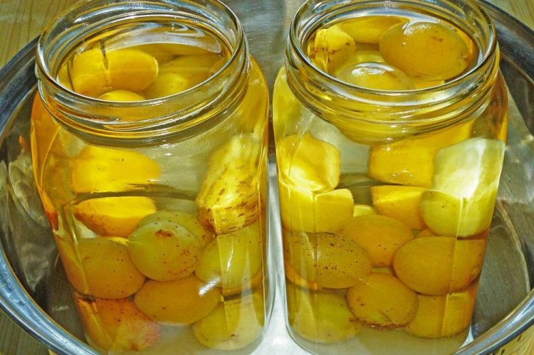 Компот из белой смородины с абрикосами