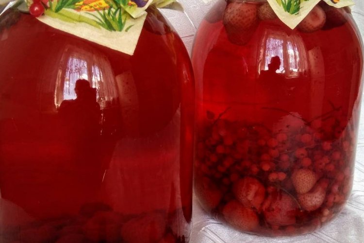 Компот из белой смородины и клубники на зиму