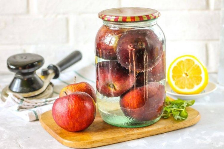 Компот из целых яблок с мелиссой и лимонным соком