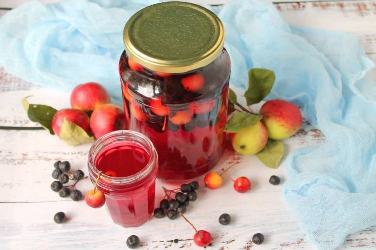 Компот из яблок, черноплодной рябины и боярышника