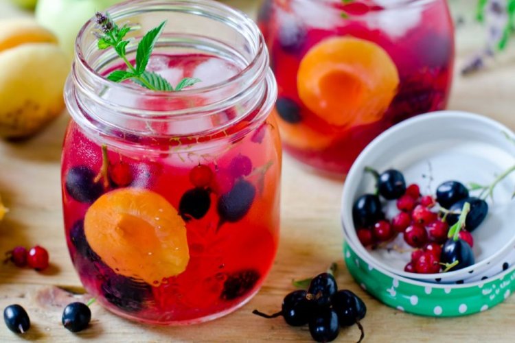 Компот с абрикосами, черной и красной смородиной