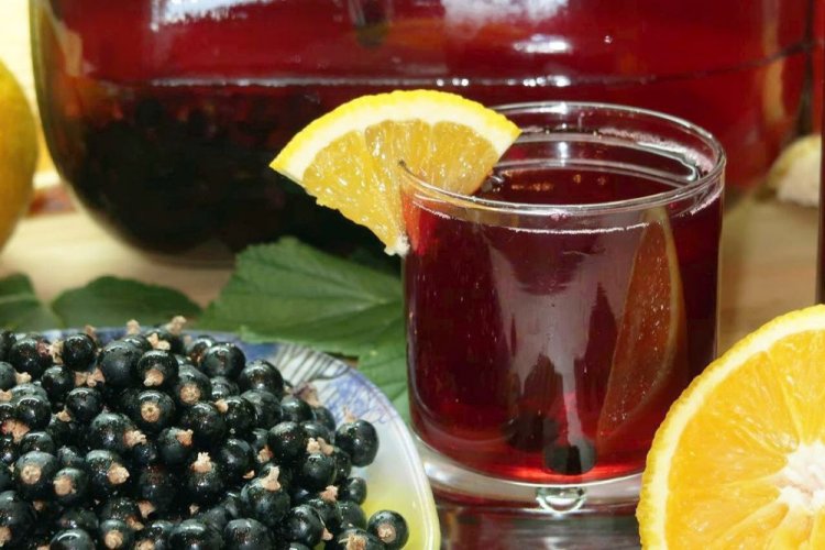 Компот из черной смородины с цитрусовым ароматом