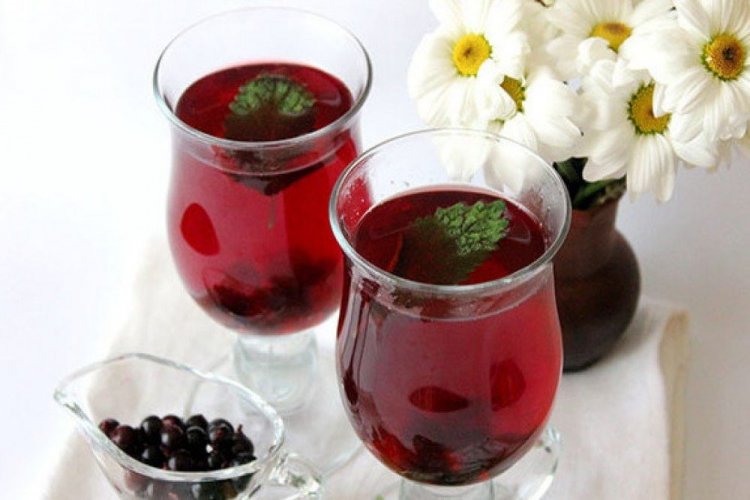 Компот из черной смородины с медом