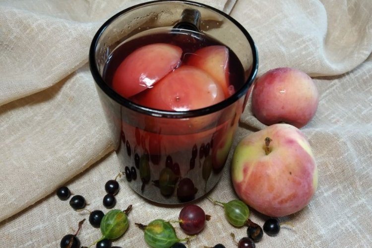 Компот из яблок, крыжовника и черной смородины