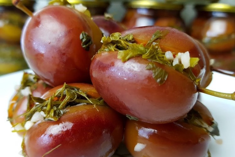 Маринованные сливы, фаршированные чесноком и зеленью