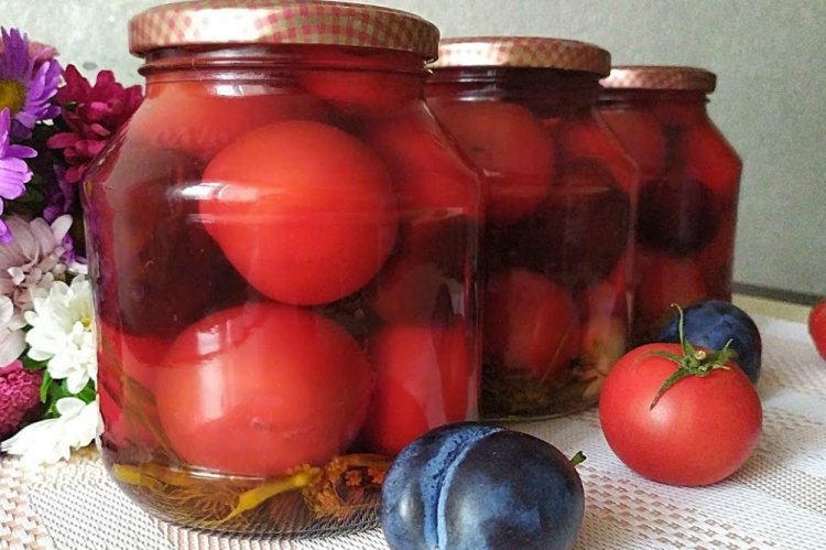 Маринованные сливы с помидорами на зиму