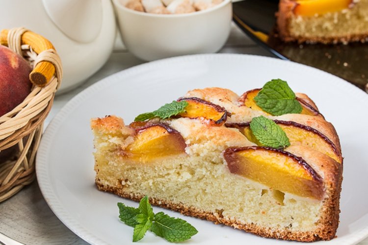 Пирог с персиками и миндалем