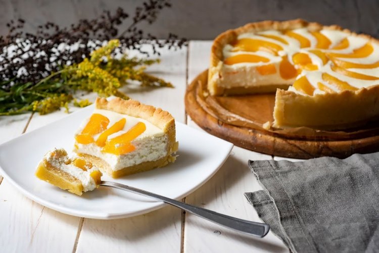 Пирог с персиками и творогом
