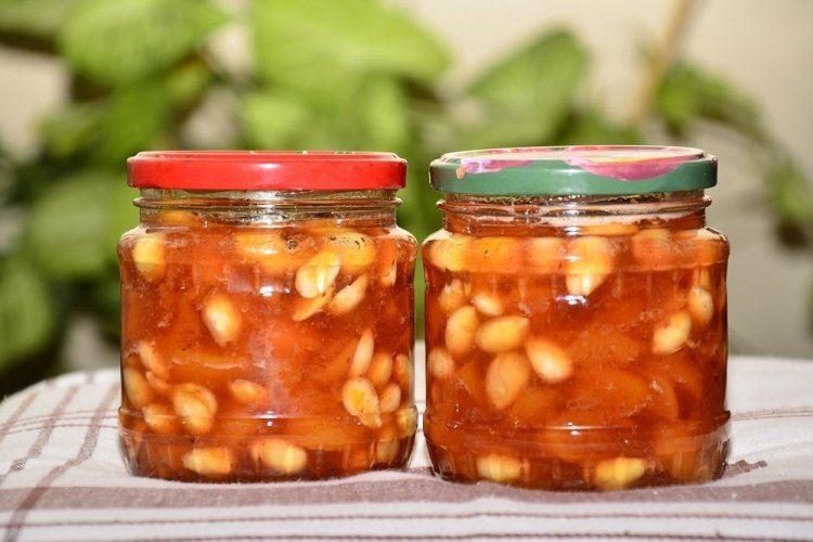 Варенье из нектаринов с миндалем