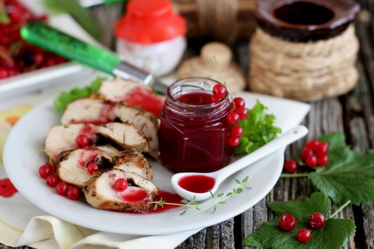 Соус из красной смородины на зиму – классический рецепт