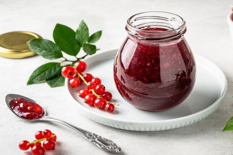 Соус из красной смородины с корицей и кардамоном