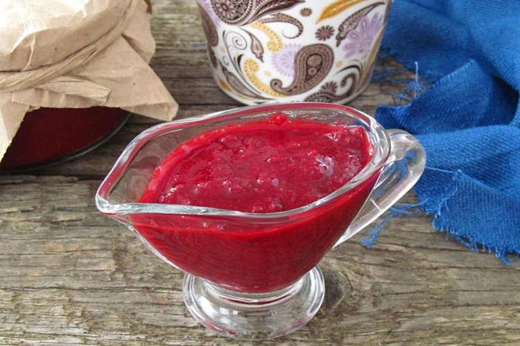 Соус из клюквы и красной смородины к мясу