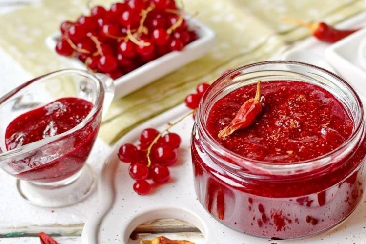Острый соус из красной смородины и перца чили