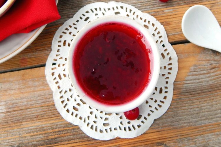 Соус из красной смородины с хреном и чесноком