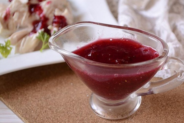 Соус из красной смородины с яблоками и розмарином