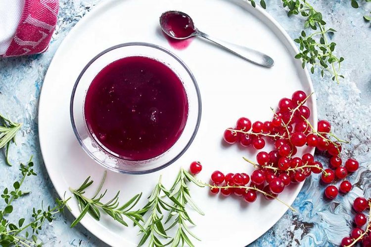 Соус из красной смородины с розмарином и чесноком