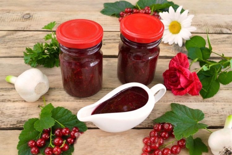 Соус из красной смородины с чесноком