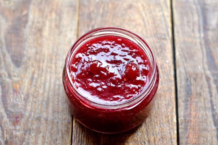 Соус из красной смородины с корицей