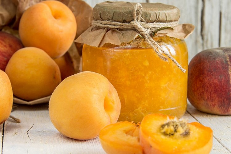 Джем из персиков, абрикосов и базилика