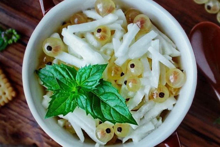 Салат из репы с белой смородиной