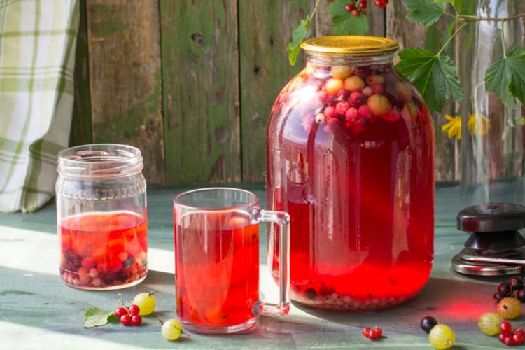 Летний компот с белой смородиной