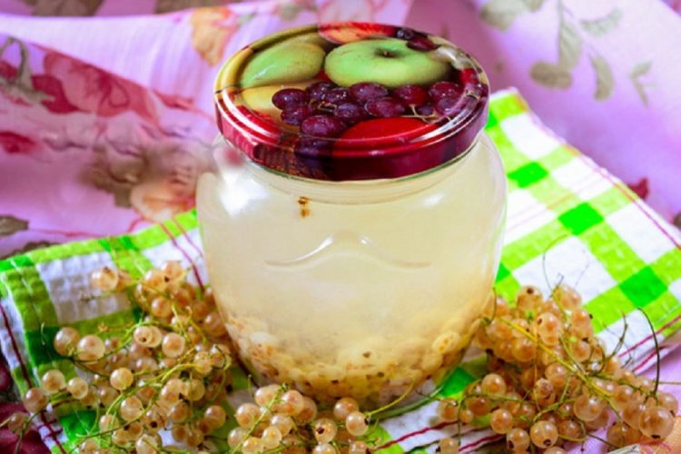 Компот из белой смородины с веточками