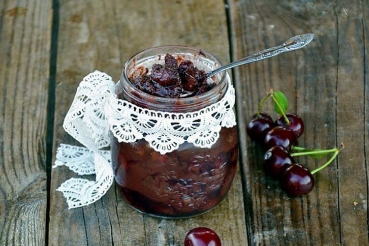 Варенье-пятиминутка из вишни с коньяком и шоколадом