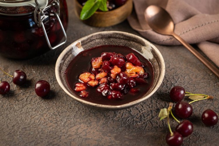 Варенье-пятиминутка из вишни с грецкими орехами