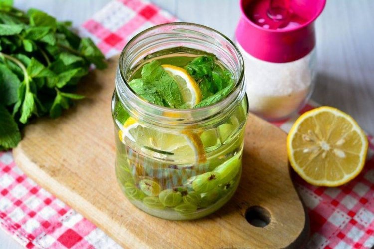 Мохито из зеленого крыжовника с лимоном и мятой