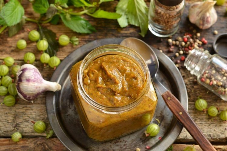 Ткемали из крыжовника с чесноком и острым перцем