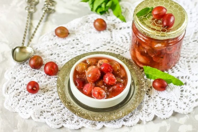 Крыжовник с коньяком и сахаром