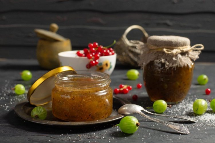 Джем из крыжовника и красной смородины