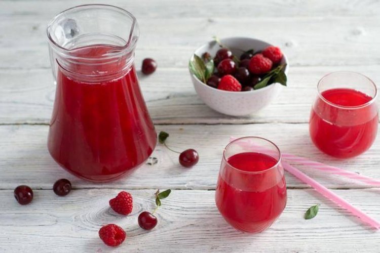 Компот из малины и вишни