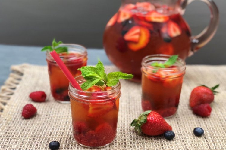 Компот из малины, клубники, черники и мелиссы